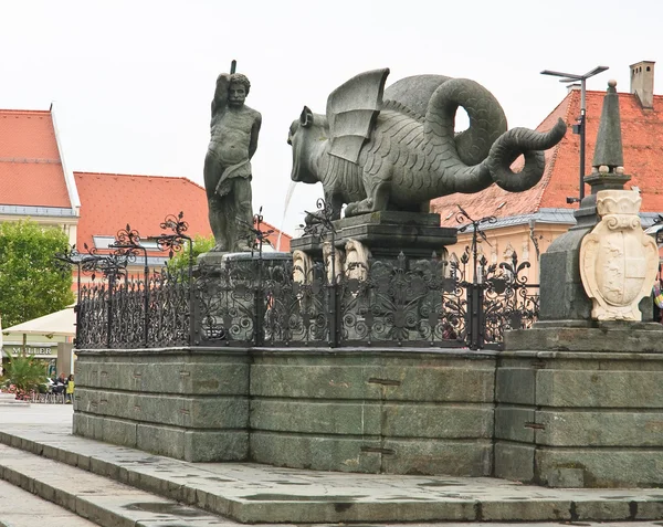 Dragon fontein in klagenfurt. Karinthië. Oostenrijk — Stockfoto