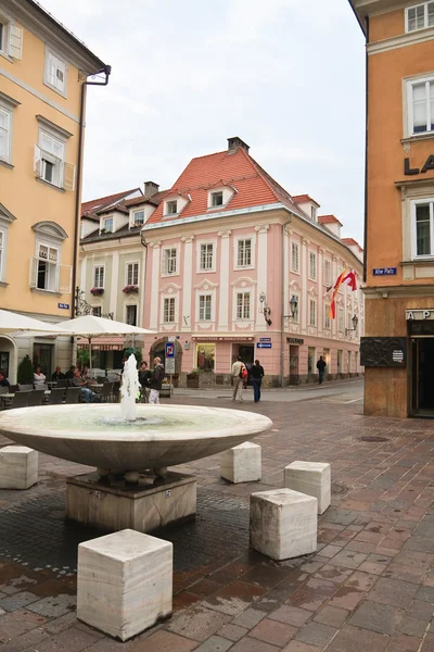 Fuente en la vieja plaza. Carintia. Klagenfurt. Austria — Foto de Stock
