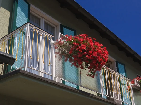 Квартиры. Балкон с цветами. Resort Velden am Worthersee. A — стоковое фото