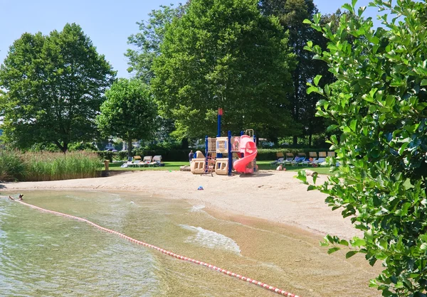 Beach for children. Lake Worthersee. Resort Velden am Worthersee — Stock Photo, Image