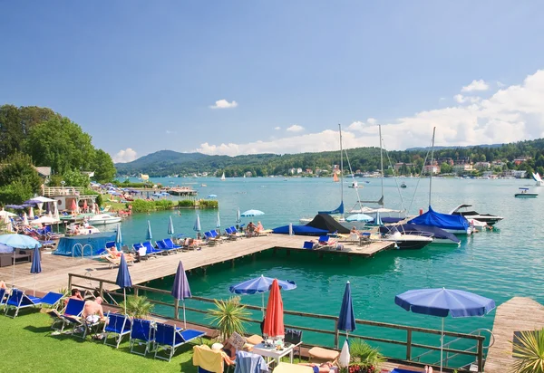 Lake worth kumsalda. Resort velden am worthersee bakın. Avusturya — Stok fotoğraf