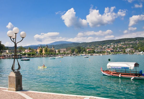 Muelle. Resort Velden am Worthersee. Austria — Foto de Stock