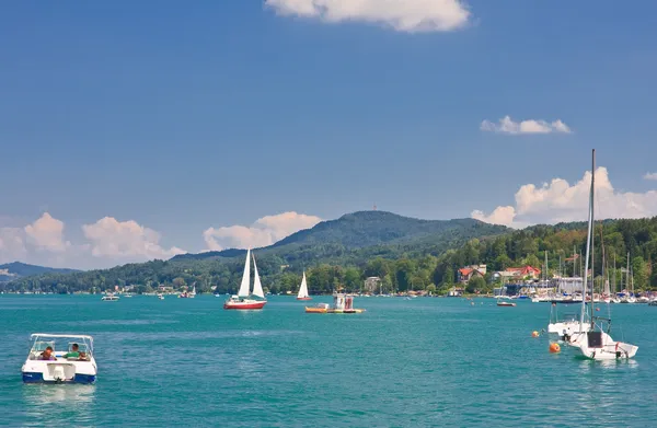 Θέρετρο velden am worthersee see και worth λίμνη. Αυστρία — Φωτογραφία Αρχείου