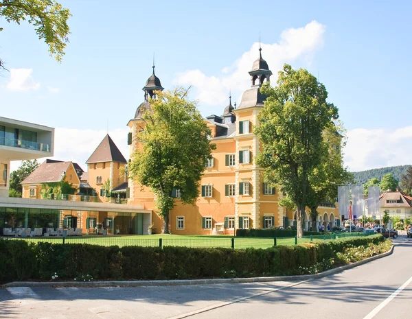 Отель Falkensteiner Schlosshotel Velden. Курорт Велден-ам-Ворте — стоковое фото