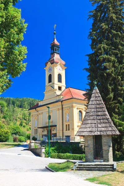 Приходская католическая церковь в Портшахе-ам-Уортерзее — стоковое фото