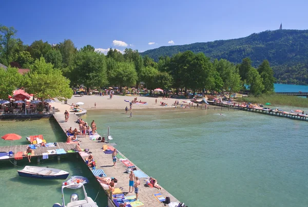 Strand aan lake worth. Resort Pörtschach am worthersee. Oostenrijk — Stockfoto