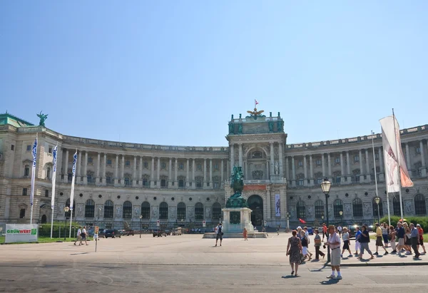 Hofburg. Novo Castelo com estátua equestre do Príncipe Eugênio de S — Fotografia de Stock