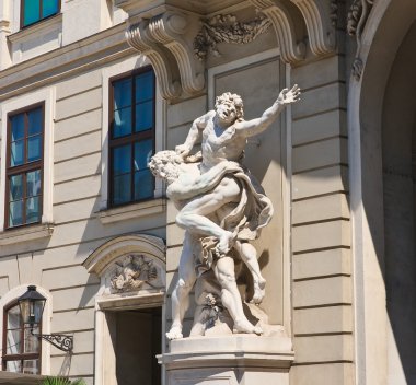 Herkül'ün uğraşları gösteren heykel. Hofburg Sarayı porta