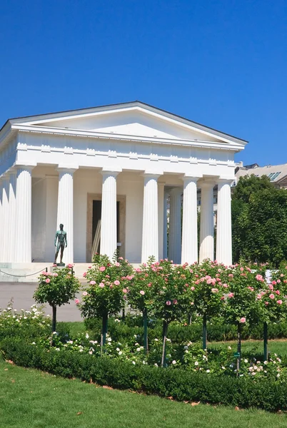 Chrámu theseus v parku volksgarten, Vídeň Rakousko — Stock fotografie