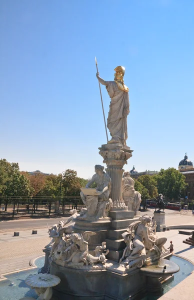 Sculpture of Pallas Athena in front of the Austrian Parliament. — Stock Photo, Image