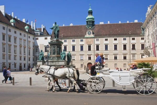 Turisták, lovaglás, lovas kocsi előtt lakóhelye o — Stock Fotó