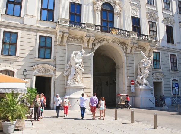 Socha, znázorňující snažení hercules. porta palác Hofburg — Stock fotografie