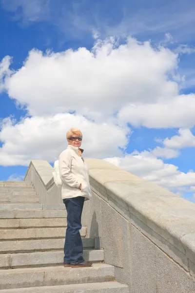 Retrato de uma mulher em idade de aposentadoria nas escadas — Fotografia de Stock