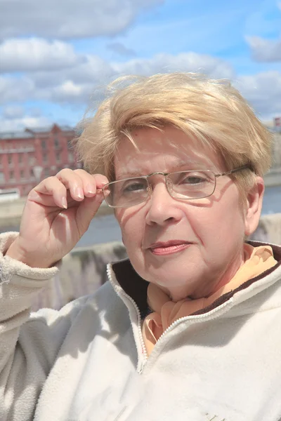 Portrait of a woman in the city — Stock Photo, Image