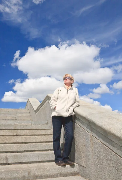 Portrait of a woman of retirement age on the stairs — Stockfoto