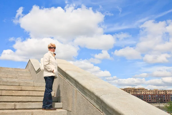 Portrait of a woman of retirement age on the stairs — Stock Photo, Image