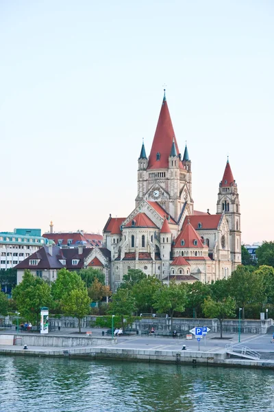 The Danube River. Church of St. Francis of Assisi. Vienna. Austr — Stock Photo, Image