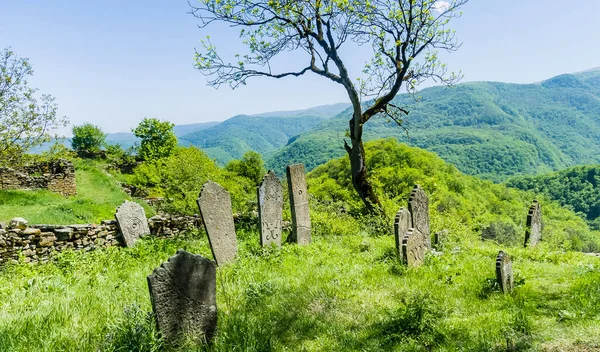 頭石だ 連邦文化遺産 モスク Xii世紀 韓国語村 ダゲスタンのクバチにある墓地 ストック画像