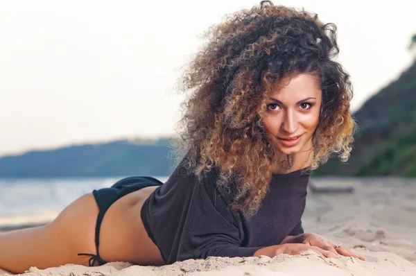 Beautiful young woman relaxing near the sea — Stock Photo, Image