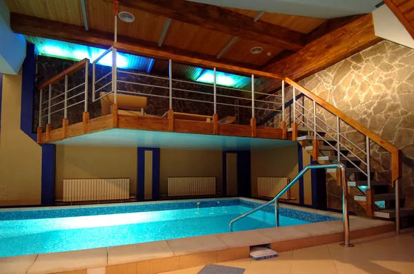 modern otel rahat ve güzel havuzunda