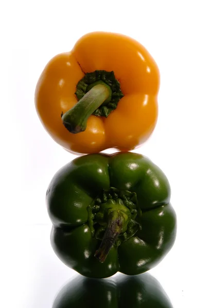 Zelené a žluté papriky na bílém pozadí — Stock fotografie