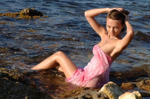 Donna seduta sulla spiaggia — Foto Stock