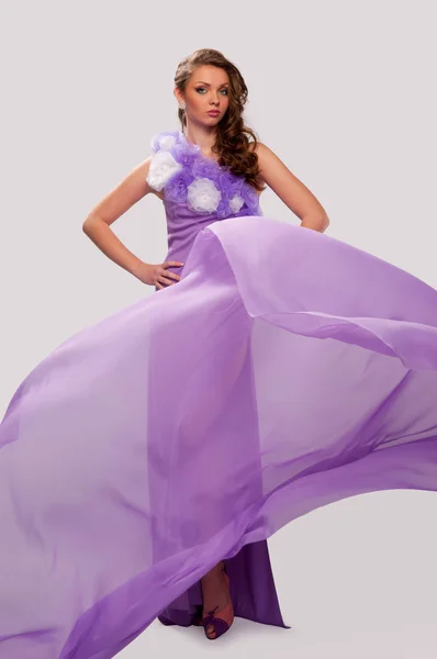 Flicka i en lila klänning — Stockfoto