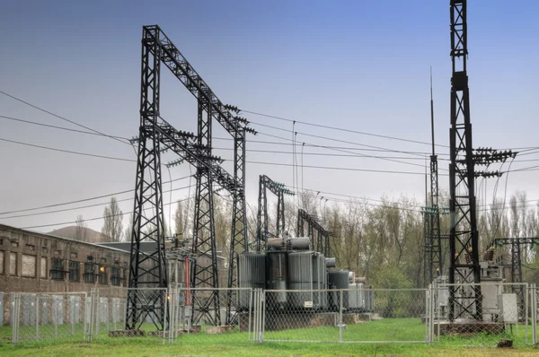 Elektrische draden op een elektriciteitscentrale — Stockfoto