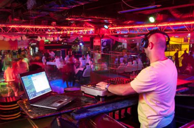 DJ Kumanda panelinin arkasında