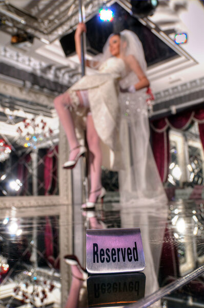 Забронировать столик в стрип-клубе
