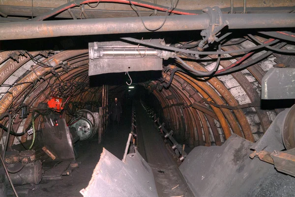 Tunnel à l'obscurité d'une mine de charbon — Photo