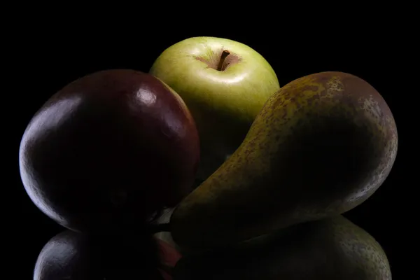 Manzana y pera sobre fondo negro — Foto de Stock