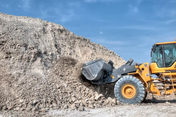 Chargeuse-pelleteuse avec travaux de rétrocaveuse — Photo