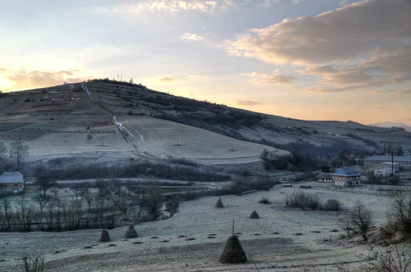 Landschaft eines Gebirgstals in den Karpaten — Stockfoto