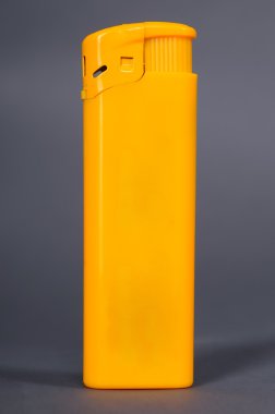 daha açık bir gri arka plan üzerinde izole sarı