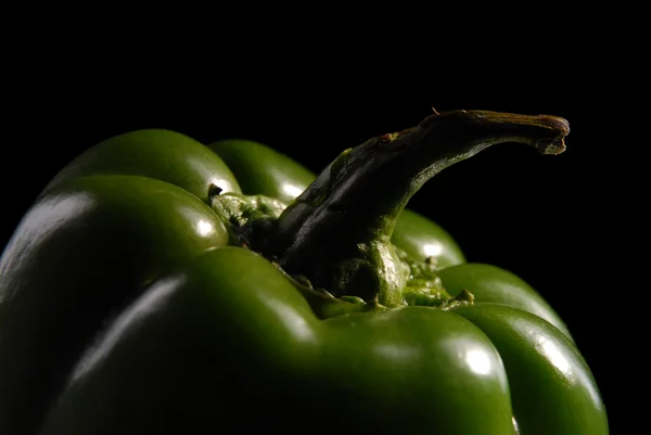 Pimenta doce verde em um fundo preto — Fotografia de Stock