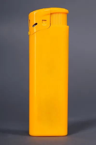 Briquet jaune isolé sur fond gris — Photo