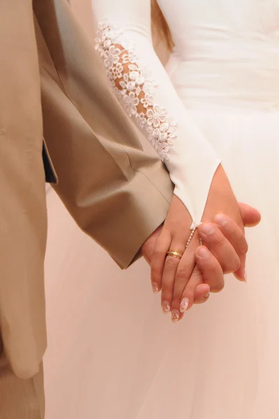 Boda pareja cogida de la mano — Foto de Stock