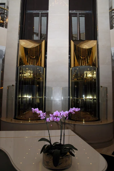Un moderno con ascensori in vetro — Foto Stock