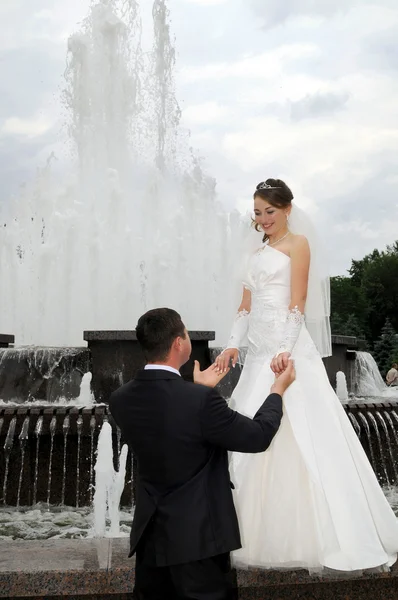 ロマンチックな結婚式のカップル — ストック写真