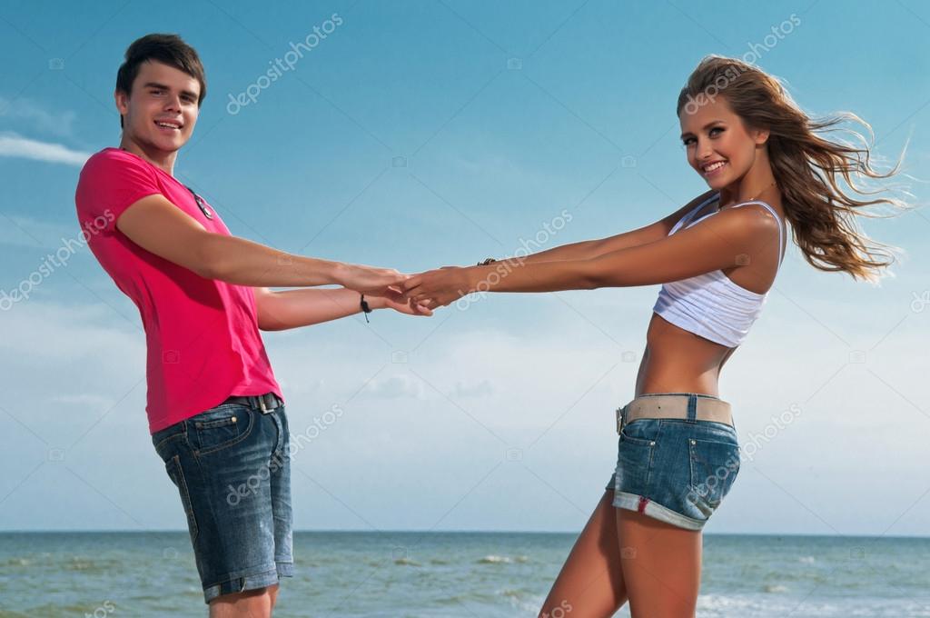 Парень имеет подружку на деревянном столе Парень имеет подружку на деревянном столе