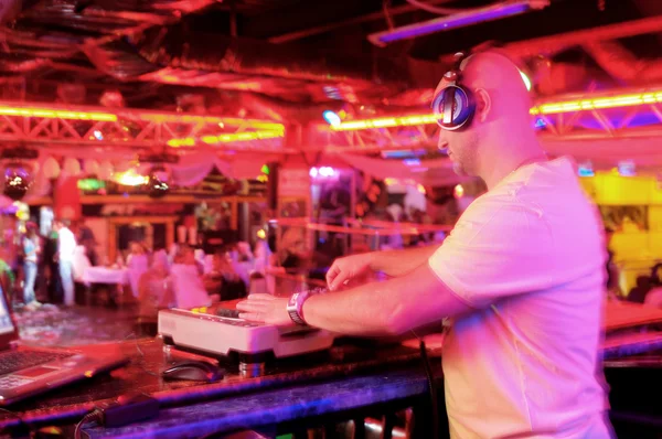 DJ achter het control panel — Stockfoto