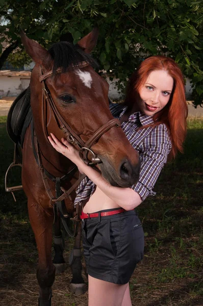 Menina em uma camisa e um cavalo — Fotografia de Stock