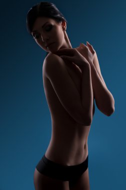 İç çamaşırlı seksi kadın.
