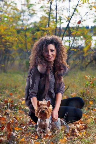 Kadın ve küçük bir köpek — Stok fotoğraf