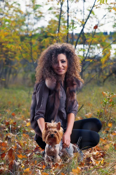 Mulher e um cachorrinho — Fotografia de Stock