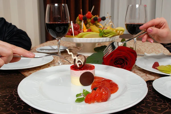 Een jong koppel dessert eten in een restaurant — Stockfoto