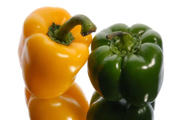 Grüne und gelbe Paprika auf weißem Hintergrund — Stockfoto