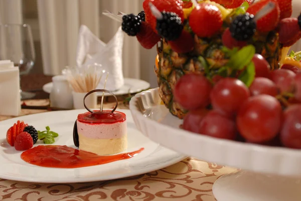 Bolo de chocolate de frutas com um delicioso creme — Fotografia de Stock