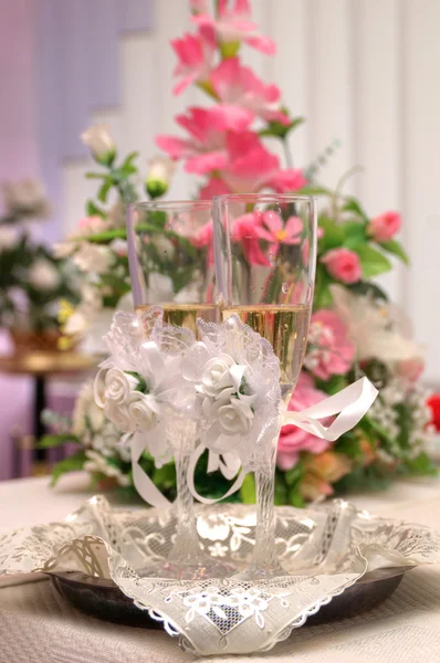 Anillos de boda en una tela satinada —  Fotos de Stock